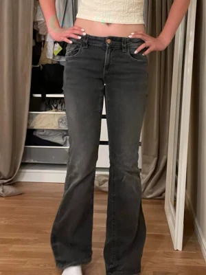 Svarta bootcut jeans Gina Tricot - Snygga svarta bootcut jeans från Gina Tricot i storlek 170.💕Jeansen har klassisk femficksmodell, låg/medel midja och utsvängda ben. ☺️Tillverkade i mjukt denimtyg som sitter bekvämt och ger en trendig siluett.💕Priset kan diskuteras🥰