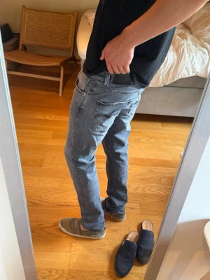 Mörkgrå Nudie Jean - Märke: Nudie Jeans Modell: Grim Tim Storlek: W34 L34. 