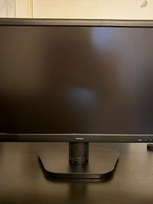 Andersson datorskärm - Säljer en stilren svart datorskärm från Andersson, modell Y21232H. Skärmen har en rektangulär form med smal ram och stabil fot. Perfekt för gaming, studier eller jobb vid skrivbordet. Ansluts med standard strömkabel och har låg energiförbrukning. (60hz)