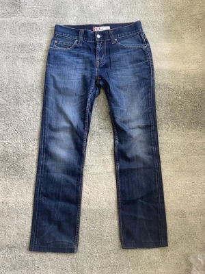 Bootcut Levis jeans - Ett par ruskigt snygga Levis jeans i 511 slim bootcut. Med en väldigt fin tvätt. Han på bilden är 179, inga defekter, fint skick. Har du några frågor? Fråga på