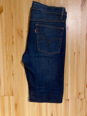 Mörkblå slim jeans med stretch - Snygga mörkblå slim jeans med klassisk femficksdesign och smal passform. Jeansen har diskreta slitningar och kontrastsömmar. Tillverkade i stretchigt denimtyg för extra komfort och rörelsefrihet. Perfekta till en avslappnad och trendig look. Pris kan diskuteras 