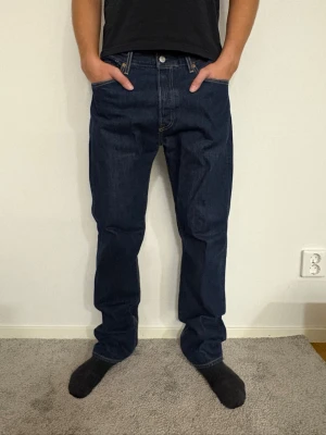 Mörkblåa 501 Levis Jeans - Mörkblåa 501 Levis jeans. Storlek W33 L32. Endast testade.