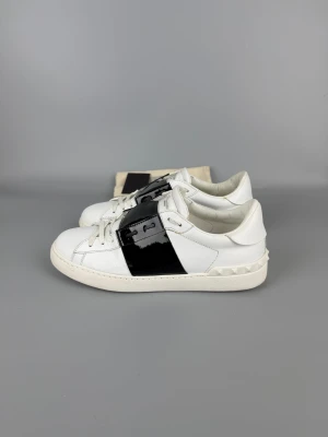 Valentino Open Sneaker Patent Black | 40.5 - Valentino sneakers i patent svart, mycket gott skick. Dustbag och kort medföljer.