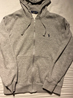 Grå zip hoodie från Polo Ralph lauren - Snygg grå zip hoodie från Polo Ralph .