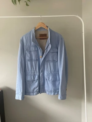 Massimo dutti jacka  - Säljer en väldigt fint bomulls jacka ifrån Massimo Dutti Storlek large. Passar även medium Väldigt fint skick, små defekter som syns på bilderna,  Hör gärna av dig om du har några funderingar