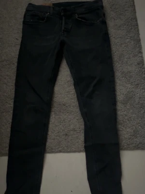 Dondup jeans - Snygga svarta slim jeans med klassisk femficksdesign och smal passform. Jeansen har diskreta sömmar och är perfekta för en stilren look. Materialet är troligtvis bomull med stretch för extra komfort. Nypris ca 3200kr