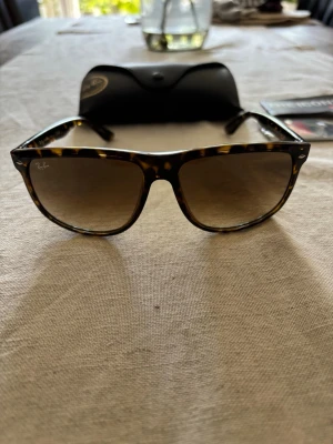 Rayban boyfriend  - Rayban modell 4147 i nyskick 