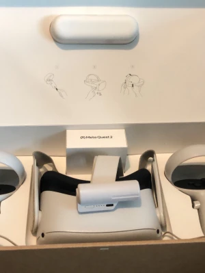 Meta Quest 2 VR-headset med kontroller - Meta Quest 2 VR-headset med laddningsenhet. Headsetet är perfekt för VR-upplevelser. Allt levereras i originalförpackning.Har använt den bara i 1-2 veckor nästan helt ny! Säljer den efter som vill ha en el scooter.