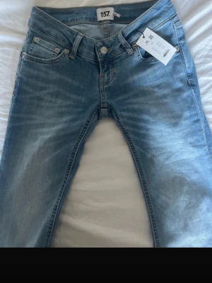 Ljusblå jeans - lowwaist bootcut jeans från lager157 i modellen blaze. i en ljusblå färg aldrig använda och jag prislappen kvar. i storlek xs short length och passar mig som är 166cm