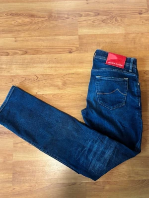 Mörkblåa Jacob cohen jeans  - Säljer nu dessa riktigt snygga Jacob cohen jeans då de ej passa mig | storlek 30 |modell 688 | skick 9/10 | vid fler frågor kontakta mig privat // Levi 🙌