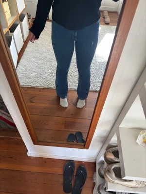 Blåa levis jeans  - Blåa jeans från levis i bootcut, skönt material 