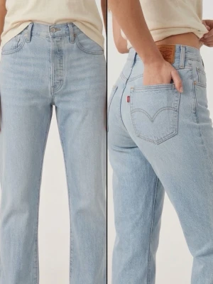 Levi’s 501 90s Loose Fit Jeans / Light Wash - Säljer ett par klassiska Levi's 501 jeans i ljusblå tvätt med rak passform och hög midja. Jeansen har fem fickor, knappgylf och den ikoniska läderlappen bak i midjan. Perfekta för en avslappnad och trendig look. Materialet är 100% bomull.