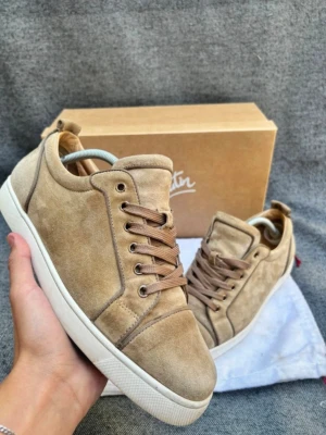 Beiga loubs - Extremt sällsynta!! Storlek 44- ingår box+dustbags/ skick/ 9-10 skriv vid minsta lilla fundering!!