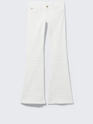 Vita utsvängda jeans med gulddetalj från weekday - Säljer ett par vita jeans med utsvängda ben och snygg guldfärgad knapp med coolt döskallemotiv. Jeansen har klassisk femficksdesign och är gjorda i ett kraftigt denimtyg. Perfekta för dig som vill sticka ut med en unik detalj!