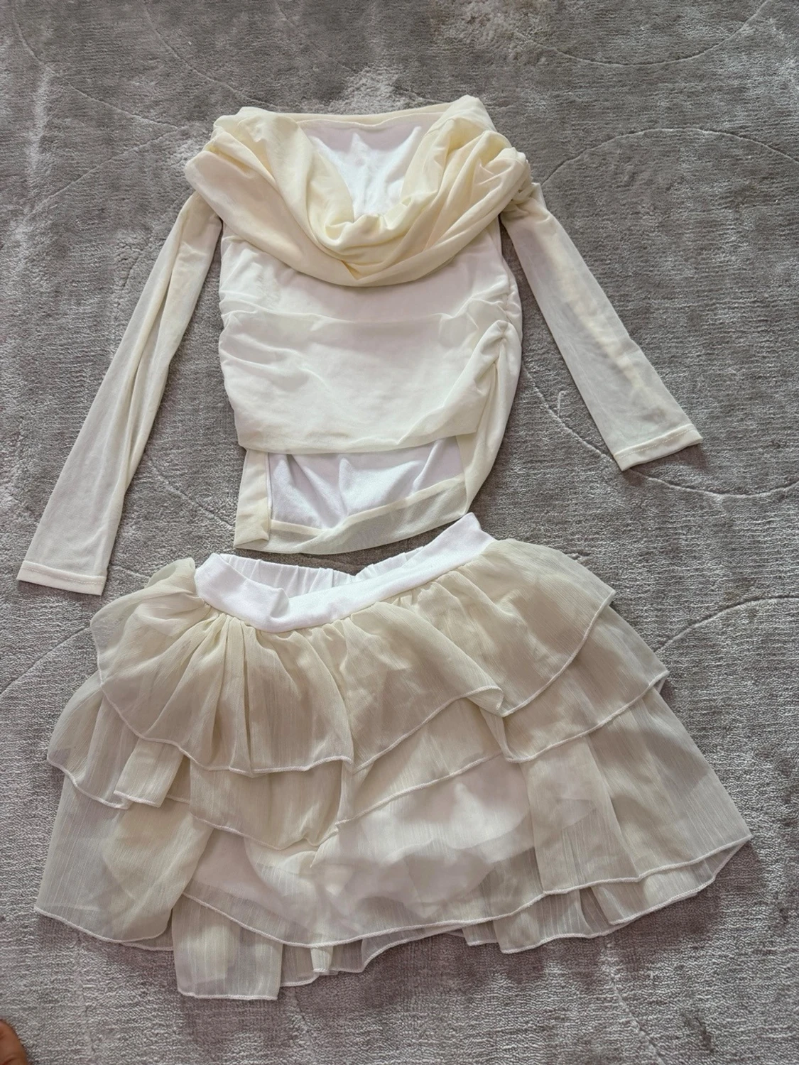 Off shoulder cremefärgad volangklänning - 5