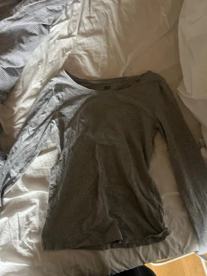 Tre stycken långärmade tröjor  - Tre långärmade tröjor för 30kr. Första gråa tröjan är från lager 157 i storlek S. Den beigea är från Hm. Den svarta är från lager 157 i storlek XS.