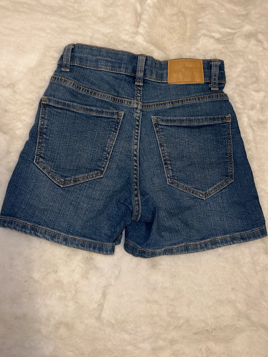 Blå jeansshorts med hög midja - 1