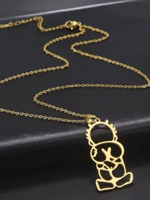 Palestina Handala Guldigt halsband med tecknad figur - Unikt halsband i guldfärgad metall med en hängande berlock i form av en tecknad figur. Kedjan är tunn och smidig, och berlocken har en modern, minimalistisk design som sticker ut. Perfekt för dig som gillar lekfulla accessoarer och vill ha något som syns.