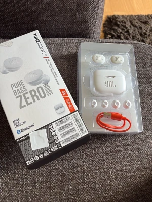 JBL Tune 230NC vita in-ear hörlurar -  vita JBL Tune 230NC True Wireless in-ear hörlurar. Advänd 1 gång, inget fel med hörlurarna. Fick dom i present. 