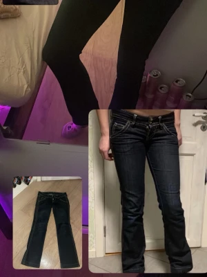 Mörkblå bootcut jeans med vita sömmar - Säljer för de är alldeles försmå för mig passar 13 åringar. Ordinarie pris 500 kr. Säljer ett par mörkblå bootcut jeans med tydliga vita kontrastsömmar och låg midja. Jeansen har klassiska fem fickor och detaljerade sömmar vid fickorna. Perfekta för dig som gillar en retro och avslappnad stil.