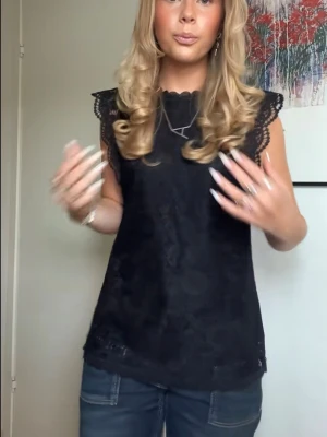 Svart spetsblus från Pieces - svart spetsblus från Pieces i storlek xs.Blusen är ärmlös och har en rund halsringning med spets. Mycket bra skick. Pris går att diskutera💕
