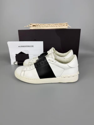 Valentino Open Sneaker Black | 41 - Svarta Valentino-sneakers i mycket gott skick. Storlek 41, med box, dustbag och tillbehör.