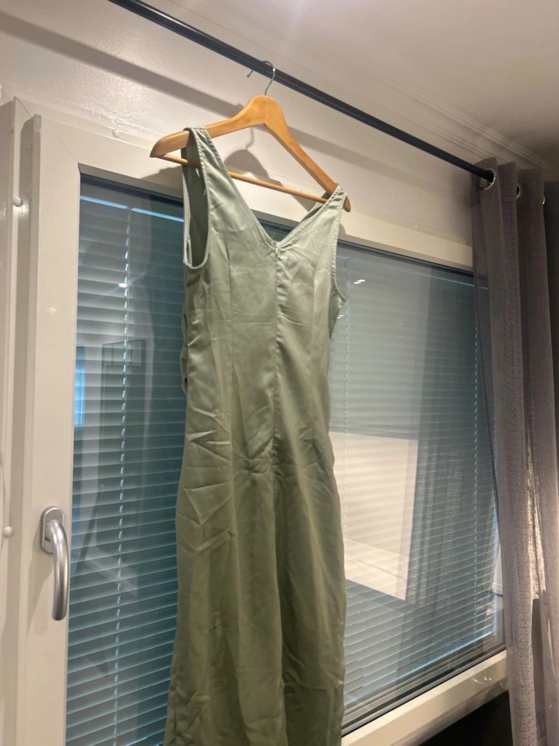 Ljusgrön ärmlös långklänning - 2