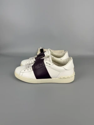 Valentino Open Sneaker Purple | 40.5 - Valentino sneakers i lila, sparsamt använda i gott skick. Dustbag och nya skosnören ingår.