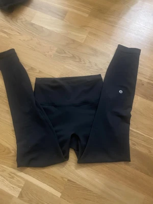Lululemon tights  - Säljer mina jätte fina svarta lululemon tights som är i jätte bra skick! Köpta för ca 1100kr, priset kan diskuteras💓💓