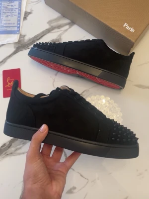 Svarta loubs - Helt nya, ingår med lådan o sånt, hör av mig om ni vill ha mer bilder eller vill diskutera priset