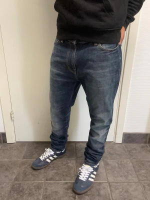 Nudie jeans - Riktigt feta jeans från Nudie i storlek 30/30. Mycket bra skick. Modell: Brute Knut. A=41CM B=103CM C=16CM. Modellen är 173cm, 64kg. Pris kan diskuteras!!!