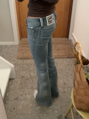 Ljusblå CheepMonday jeans - Säljer ett par ljusblå bootcut jeans från weekday. Ser nästan ut som nya❤️Kan diskuteras pris!