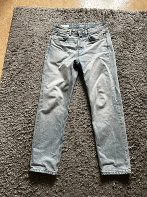 Zara Regular fit jeans - Säljer ett par ljusblå jeans från Zara med rak passform. Köptes från Zara för några månader sen. Säljes för jag ej använder dem längre. Säljs för 150kr. Kontakta mig om du har frågor.