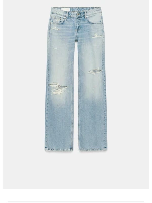 Ljusblå jeans med slitningar - säljer dessa as snygga jeans från zara. jeansen är i helt nytt skick och aldrig använda💕 