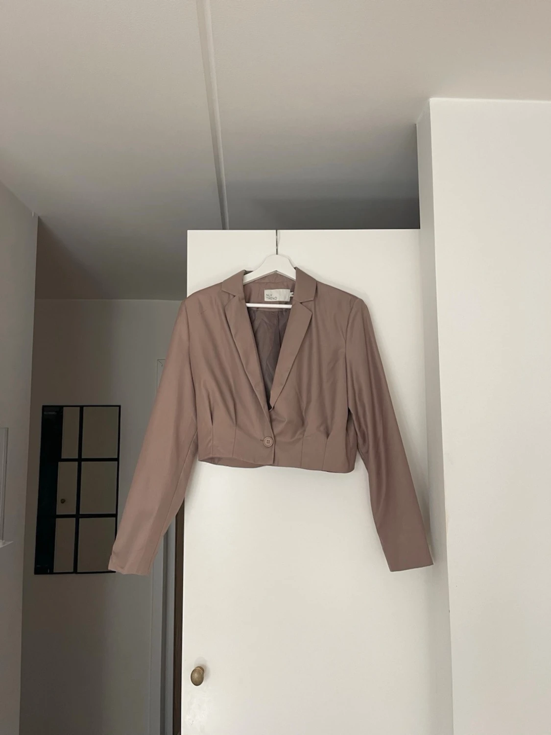 Kort beige kavaj med en knapp - 1