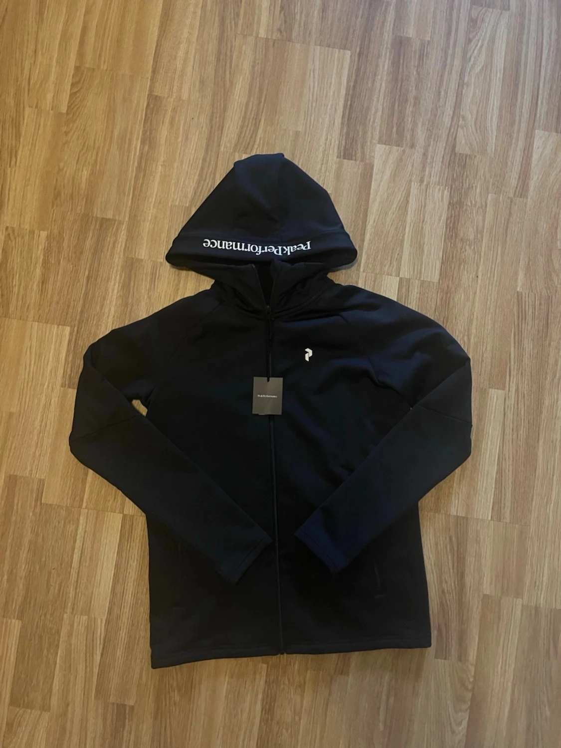 Svart hoodie från Peak Performance