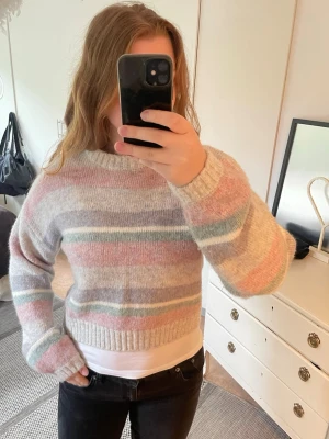Pastellrandig stickad tröja  - Super mysigt stickad tröja från bikbok! Knappt använd och i super fint skick 💓 skicka gärna prisförslag och hör gärna av dig om du har frågor! 😊