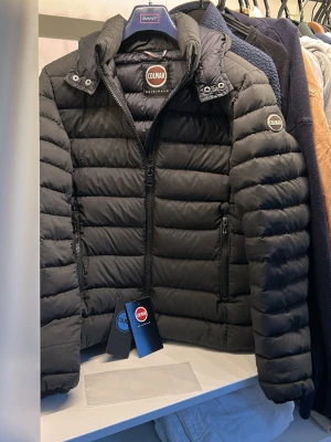 Colmar jacka  - Hej, säljer nu min colmar jacka. Den är perfekt nu till hösten. Jackan är i fint skick med inga defekter. Om du undrar över något är det bara att skriva mvh olle. 