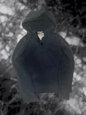 Abercrombie & Fitch Hoodie - Säljer en mörkblå Ambercrombie & Fitch Hoodie i storlek M. Inga defekter.