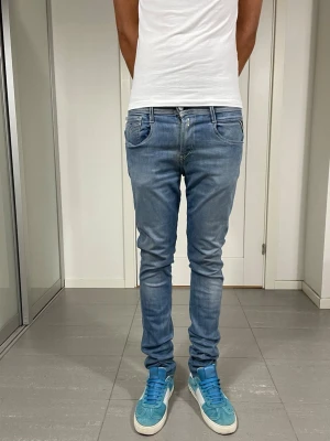 Replay Anbass Jeans - Säljer dessa Replay Anbass jeans. Mått ca 39 o 110 cm. Moddelen är 183 o väger 68 kg, skriv för fler bilder/frågor🙌🏼