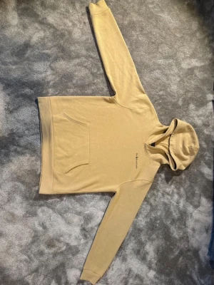 Polo Ralph Lauren hoodie  - Detta är en otrolig skön hoodie från Polo Ralph Lauren. Den är i jättebra skick exakt som en ny! Jag rekommenderar verkligen att köpa! Den är i storleken XL barn ca 165-175 cm.