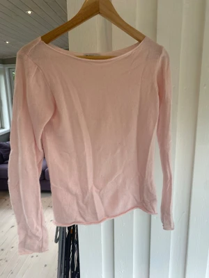 Så snygg tröja  - Världens snyggaste tröja från subdued. Storlek M men skulle säga mer S. Köpte för 500kr men kommer inte till användning. Kan användas till både offshoulder och vanlig tröja. Jätte mysig tröja🥰
