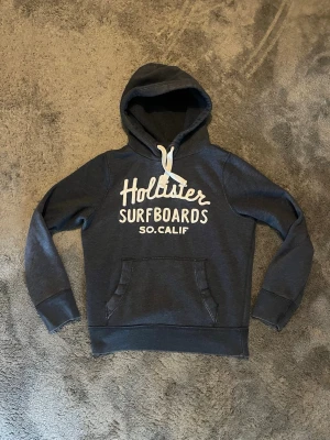 Hollister hoodie  - Säljer denna riktigt sköna hoodie från Hollister. Skön passform och rikigt bra kvalité! Hör av er vid minsta fundering😇