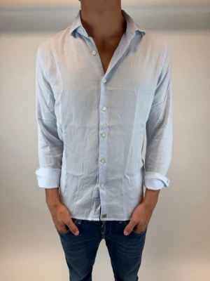Sonrisa Skjorta - Hej! Säljer nu denna väldigt snygga och eftertraktade Sonrisa casual skjorta i jerseypiké! Storlek M, Ny pris= 2700 kr! Säljs för= 1199 kr!
