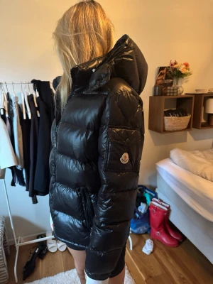 Svart dunjacka Zara - Använd 1 säsong! Lite sliten men bra skick utanpå!