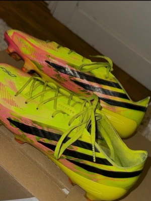 Adidas F50 Elite Hyperfast FG – Lucid Lemon / Core Black / Solar Red 41 1/3 - Adidas F50 Elite Hyperfast FG – Lucid Lemon / Core Black / Solar Red   Säljer mina adidas F50 Elite Hyperfast FG i den gula färgen från den första släppningen.  Modell: adidas F50 Elite Hyperfast FG Färg: Lucid Lemon / Core Black / Solar Red Storlek: 41 1/3 Underlag: FG – Firm Ground  Knappt använda och i mycket fint skick. Skorna är riktigt bekväma, sitter perfekt på foten och ger en grym speed-känsla. Inga tecken på slitage eller liknande   Säljs billigt då jag har fått in nya par 
