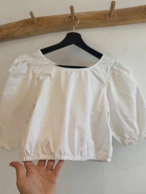 Söt blus  - Super söt blus från hm med knappar längst rygg raden 