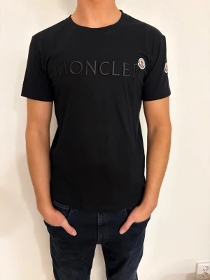 Svart Moncler t-shirt - Svart Moncler tshirt. Storlek L men passar som M. Endast testad
