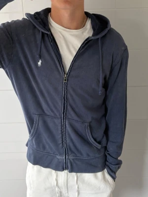 Ralph lauren hoodie -  Säljer min ralph lauren hoodie. Använd en gång Då jag har glömt att jag har den. Köpt på NK för 1600 kr. Kvitto finns. Storlek medium