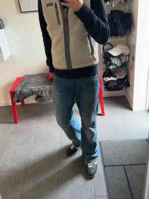 Nudie jeans bootcut - Asfeta nudie jeans av modellen flare Glenn. Bra skick med fin tvätt, lite heelbite vilket jag tycker är snyggt! Mått: längd 105cm , midja 42cm , benöppning 25cm. Skriv om du har frågor eller liknande
